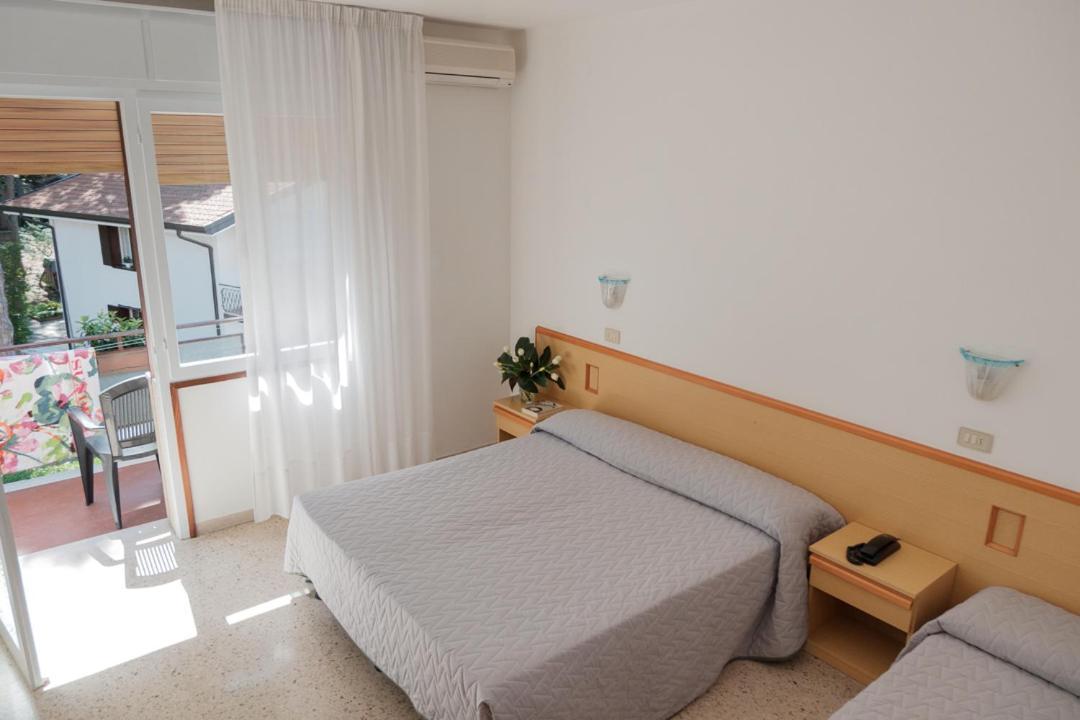 Hotel Aurora Eraclea Mare Eksteriør billede