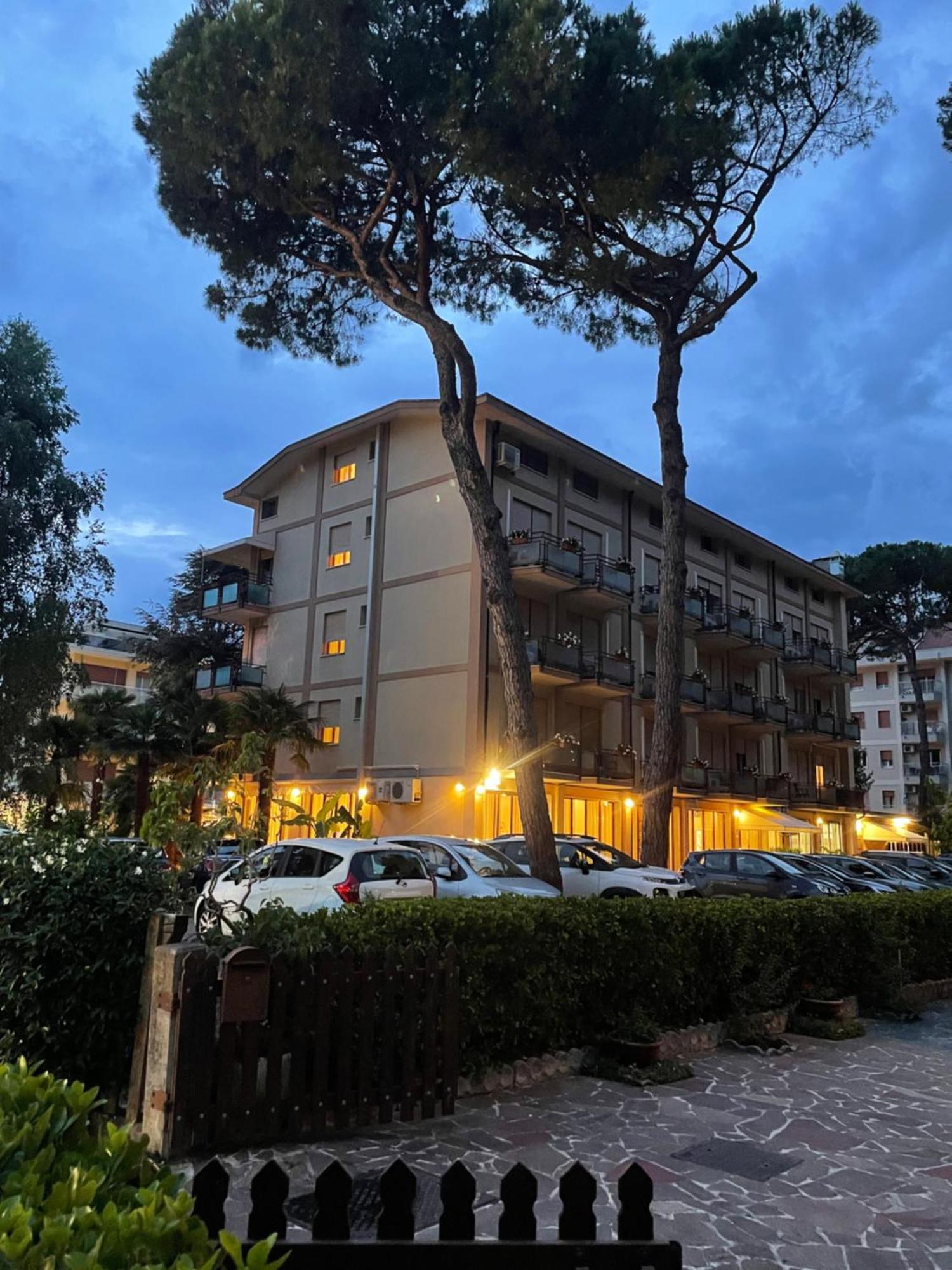 Hotel Aurora Eraclea Mare Eksteriør billede
